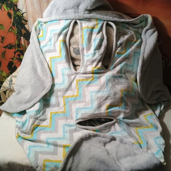 EUC: Blankets & Beyond OSBB Gray & Blue Chevron Carseat Travel Blanket - Picture 2 of 3